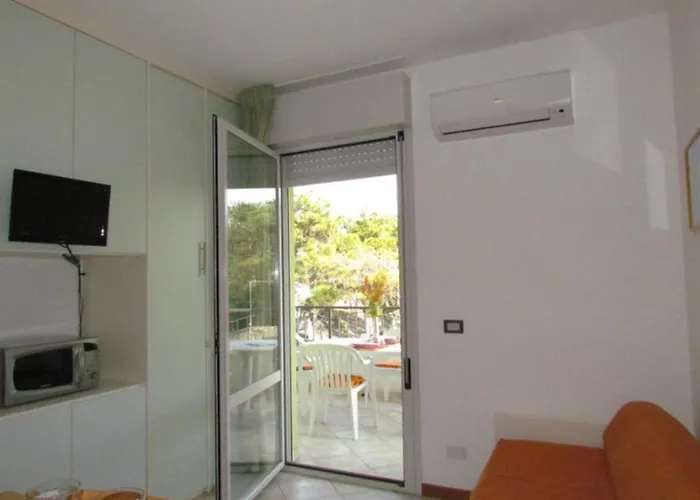 Flat With Spacious Balcony In Апартаменти