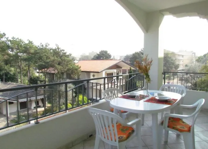 Апартаменти Flat With Spacious Balcony In